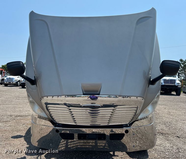 image for item EG0823 2016 Freightliner  Cascadia semi truck