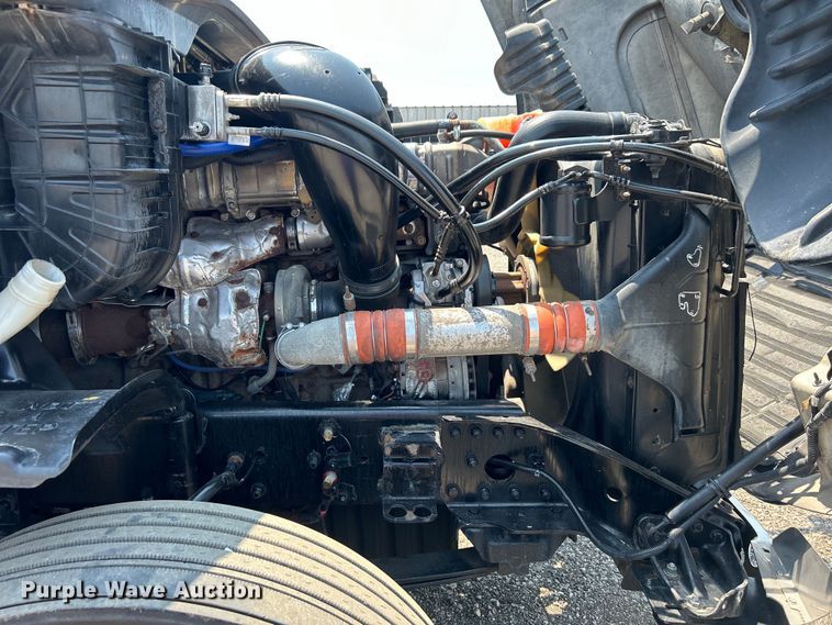 image for item EG0823 2016 Freightliner  Cascadia semi truck