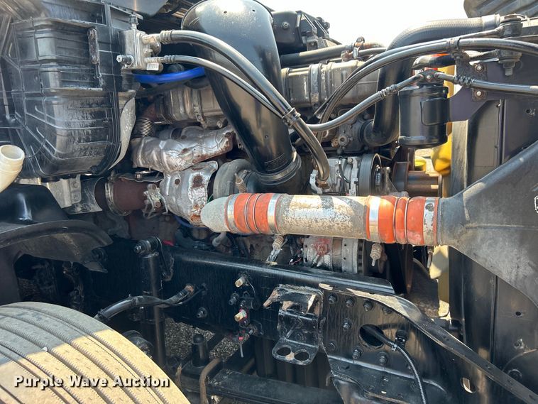 image for item EG0823 2016 Freightliner  Cascadia semi truck