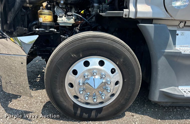 image for item EG0823 2016 Freightliner  Cascadia semi truck