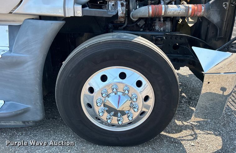 image for item EG0823 2016 Freightliner  Cascadia semi truck