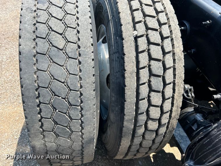 image for item EG0823 2016 Freightliner  Cascadia semi truck