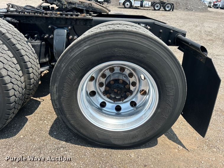 image for item EG0823 2016 Freightliner  Cascadia semi truck