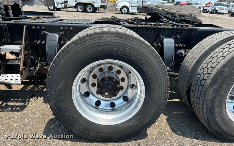 image for item EG0823 2016 Freightliner  Cascadia semi truck