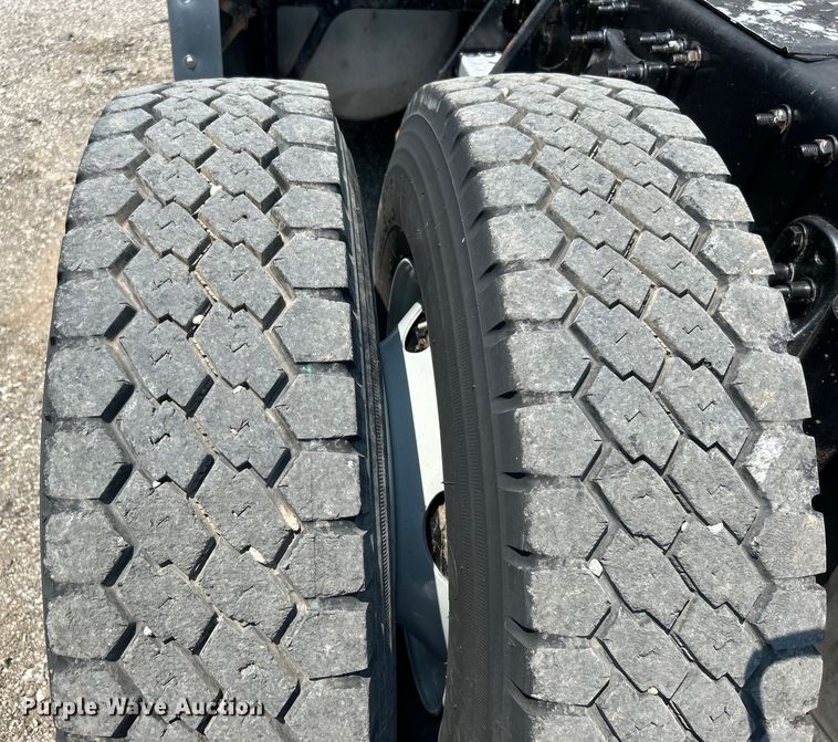 image for item EG0823 2016 Freightliner  Cascadia semi truck