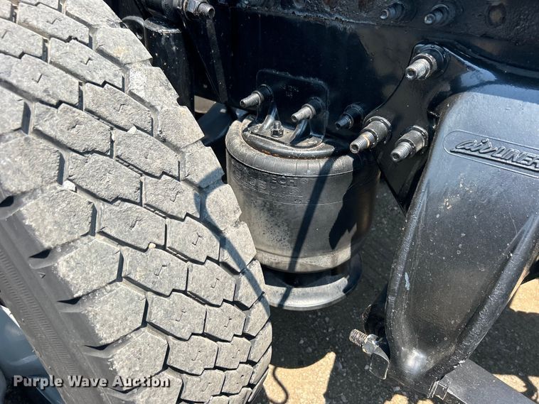 image for item EG0823 2016 Freightliner  Cascadia semi truck