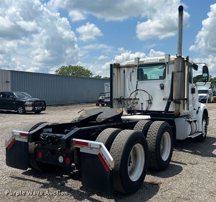 image for item EG0868 2006 International 9400i semi truck