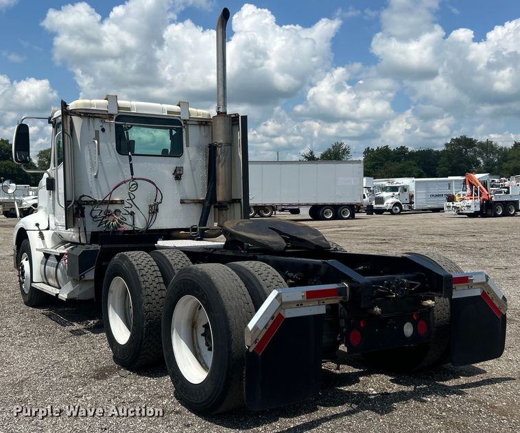 image for item EG0868 2006 International 9400i semi truck