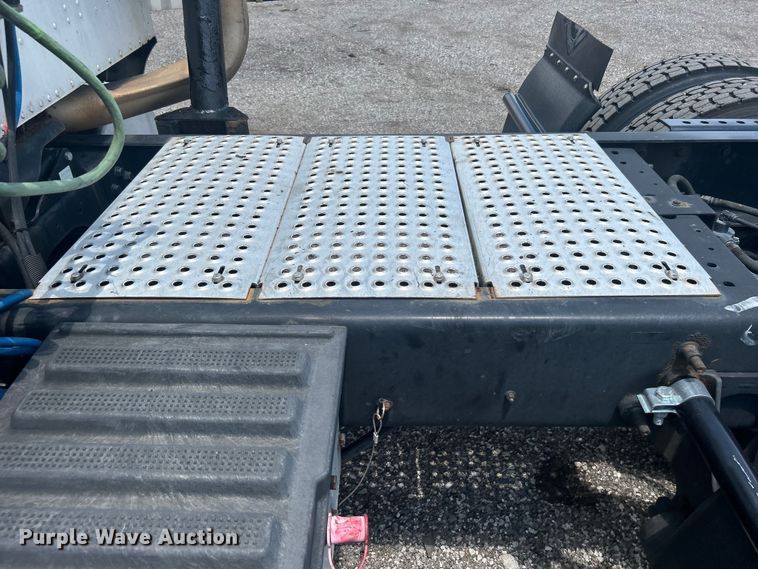 image for item EG0868 2006 International 9400i semi truck