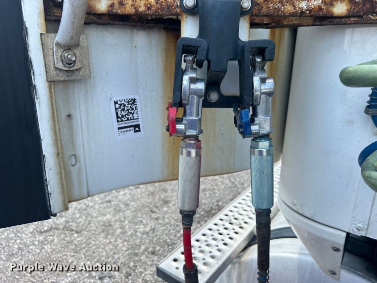 image for item EG0868 2006 International 9400i semi truck