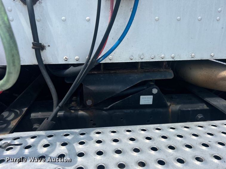 image for item EG0868 2006 International 9400i semi truck