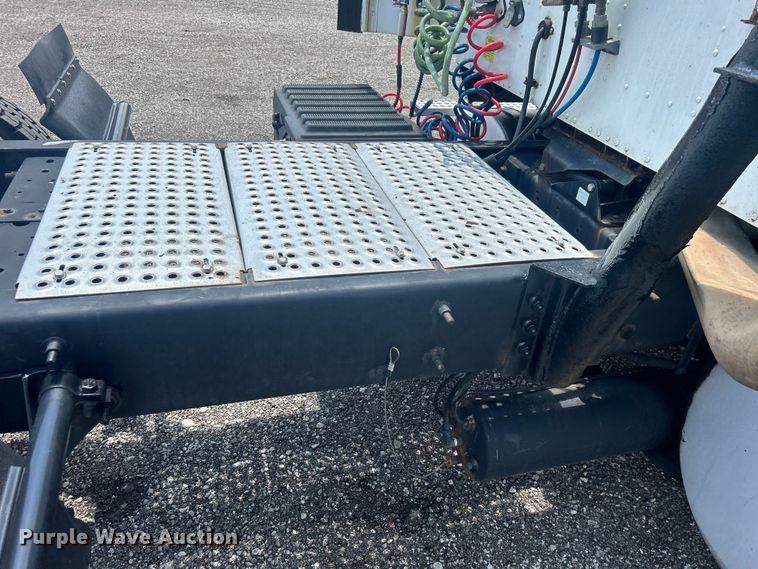 image for item EG0868 2006 International 9400i semi truck