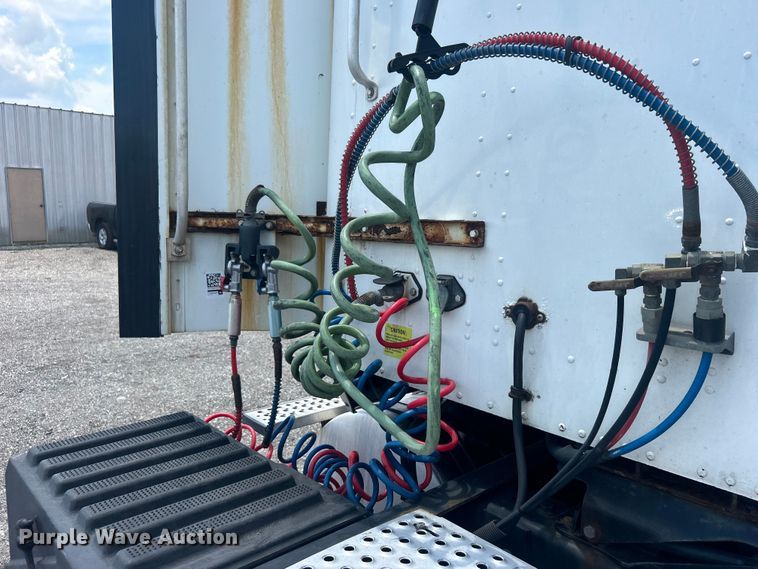 image for item EG0868 2006 International 9400i semi truck