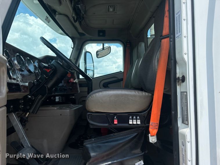 image for item EG0868 2006 International 9400i semi truck