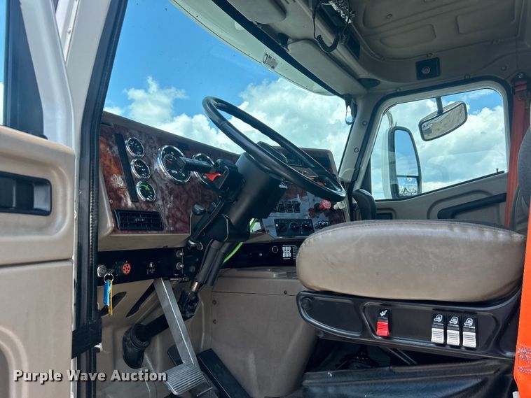 image for item EG0868 2006 International 9400i semi truck