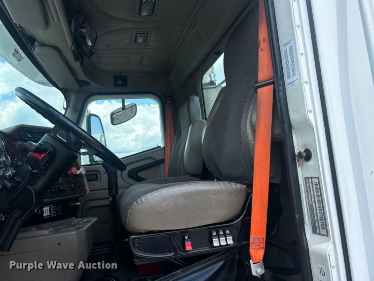 image for item EG0868 2006 International 9400i semi truck