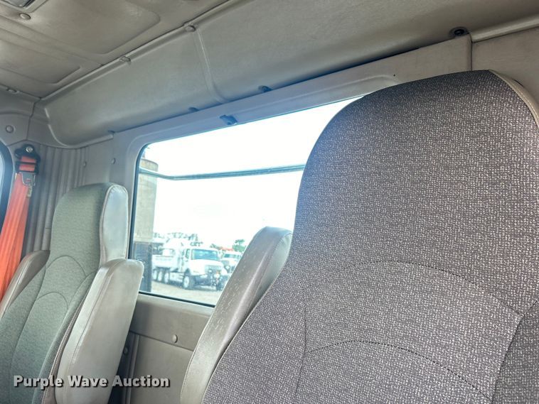 image for item EG0868 2006 International 9400i semi truck