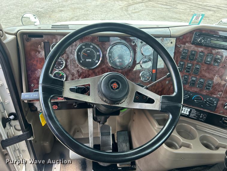 image for item EG0868 2006 International 9400i semi truck