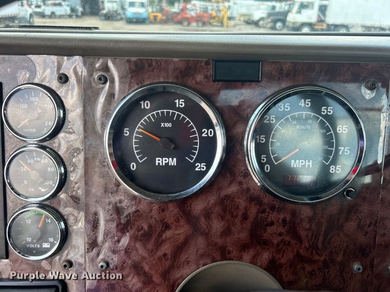 image for item EG0868 2006 International 9400i semi truck