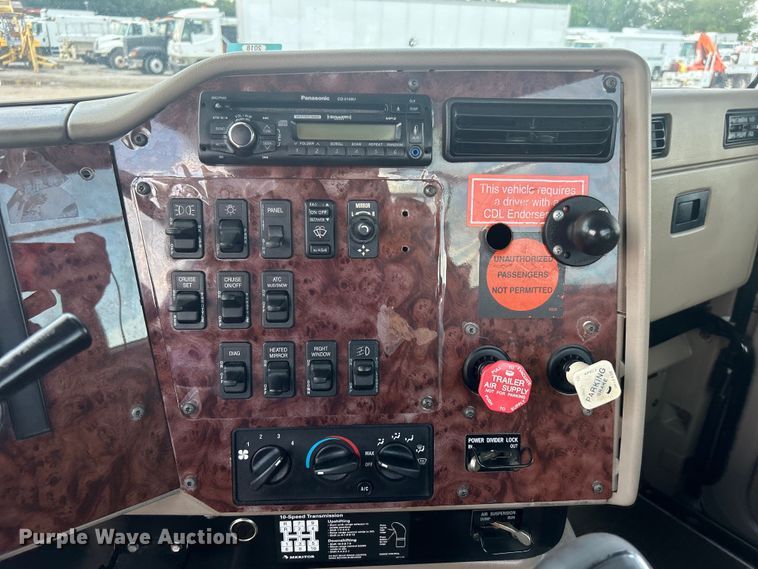 image for item EG0868 2006 International 9400i semi truck