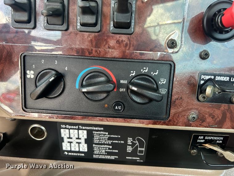 image for item EG0868 2006 International 9400i semi truck