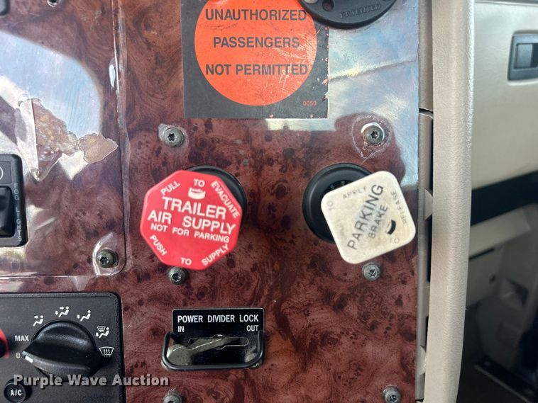 image for item EG0868 2006 International 9400i semi truck