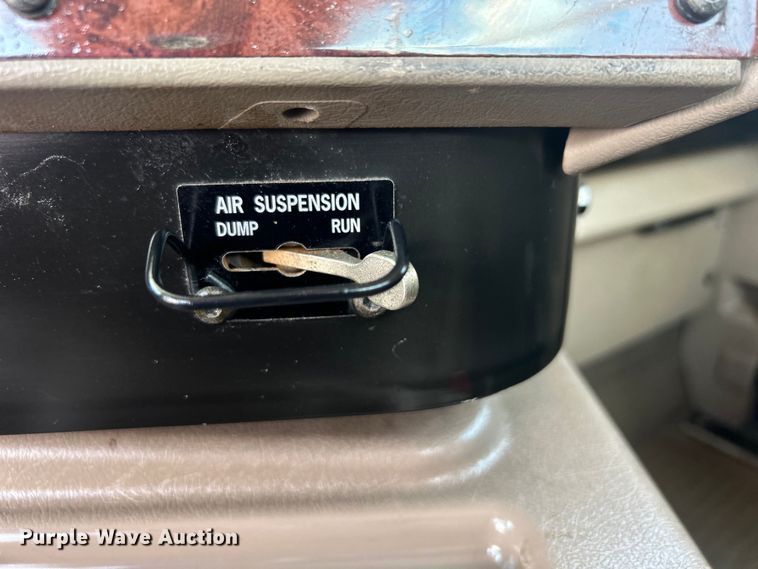 image for item EG0868 2006 International 9400i semi truck