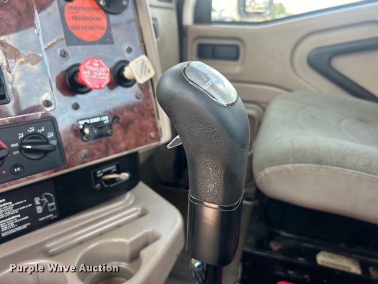 image for item EG0868 2006 International 9400i semi truck