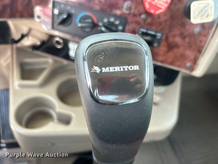 image for item EG0868 2006 International 9400i semi truck