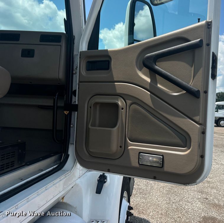 image for item EG0868 2006 International 9400i semi truck