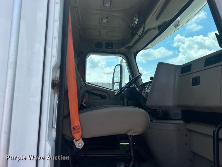 image for item EG0868 2006 International 9400i semi truck