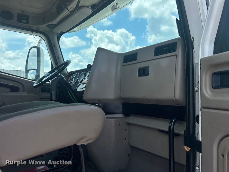 image for item EG0868 2006 International 9400i semi truck