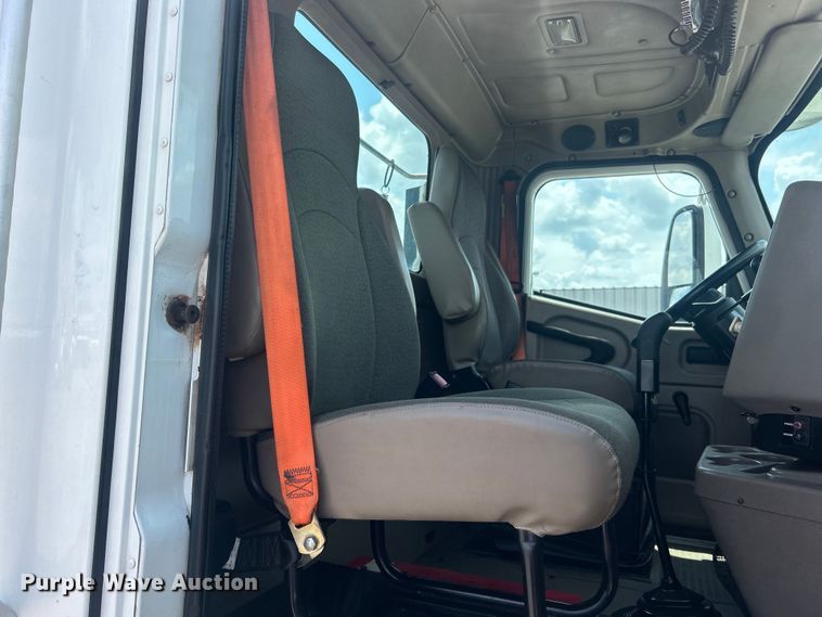 image for item EG0868 2006 International 9400i semi truck