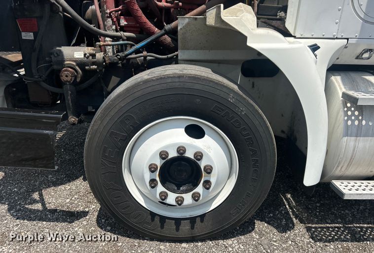 image for item EG0868 2006 International 9400i semi truck