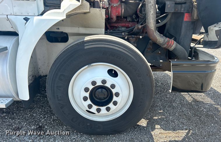 image for item EG0868 2006 International 9400i semi truck