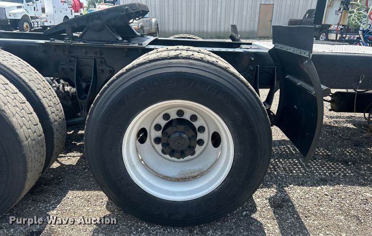 image for item EG0868 2006 International 9400i semi truck