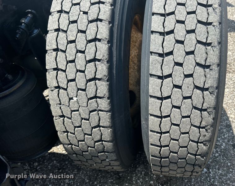 image for item EG0868 2006 International 9400i semi truck