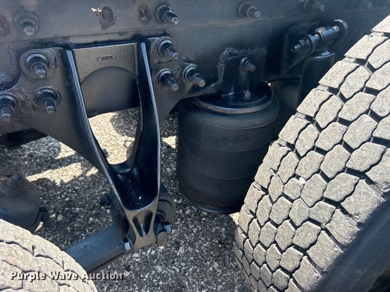 image for item EG0868 2006 International 9400i semi truck