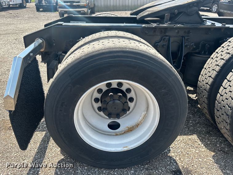 image for item EG0868 2006 International 9400i semi truck