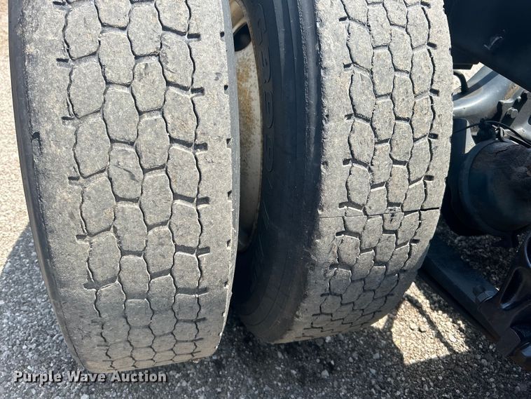 image for item EG0868 2006 International 9400i semi truck