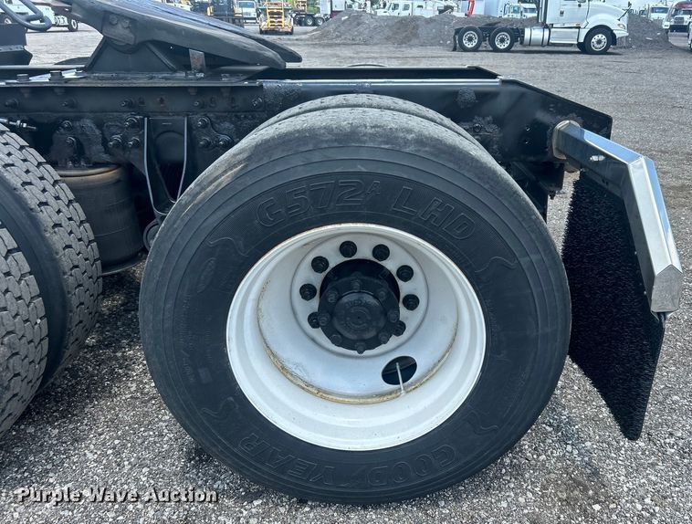 image for item EG0868 2006 International 9400i semi truck