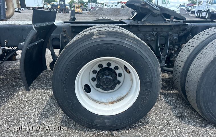 image for item EG0868 2006 International 9400i semi truck