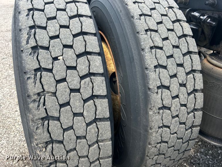 image for item EG0868 2006 International 9400i semi truck