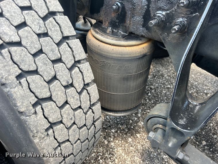 image for item EG0868 2006 International 9400i semi truck