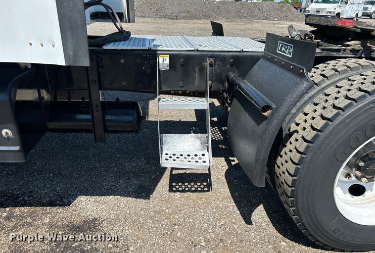 image for item EG1452 2006 Kenworth  T600B semi truck