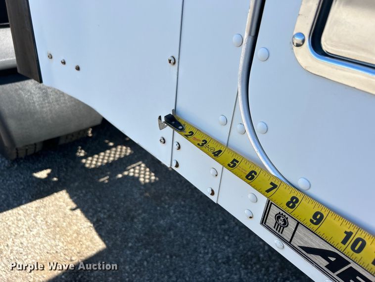 image for item EG1452 2006 Kenworth  T600B semi truck