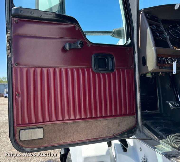 image for item EG1452 2006 Kenworth  T600B semi truck
