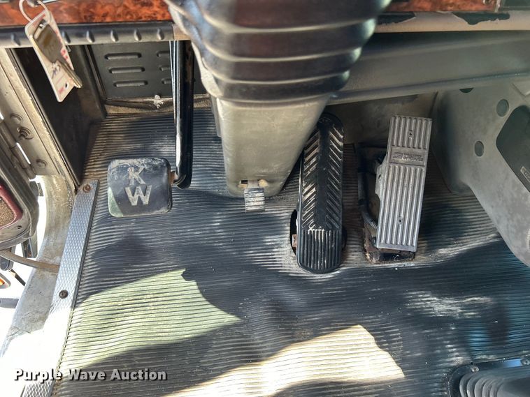 image for item EG1452 2006 Kenworth  T600B semi truck