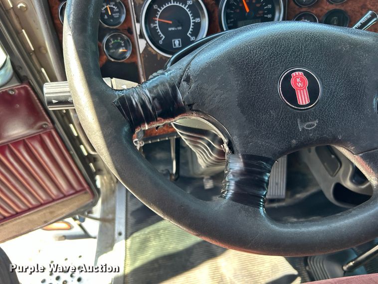 image for item EG1452 2006 Kenworth  T600B semi truck