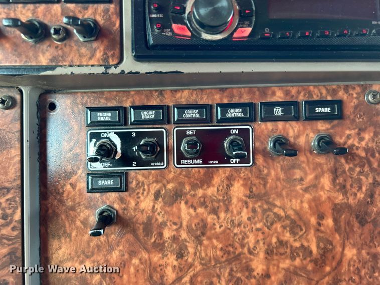 image for item EG1452 2006 Kenworth  T600B semi truck